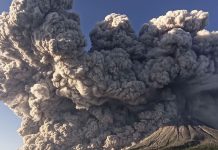 Volcán Sinabung en Indonesia entró en erupción y expulsó una columna de ceniza de 3.500 metros